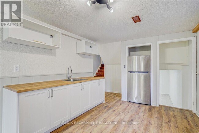 Building Photo - 4252 Jefton Crescent