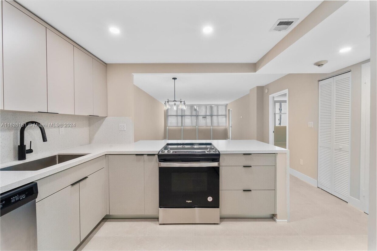 Primary Photo - 1420 Brickell Bay Dr