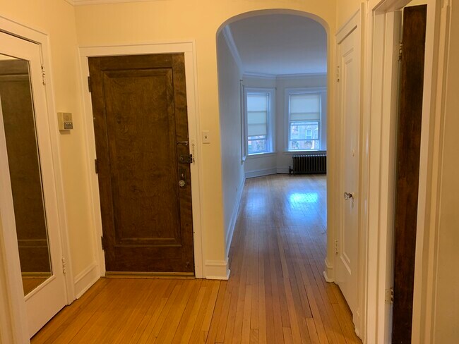 Building Photo - 7534 N Oakley Ave