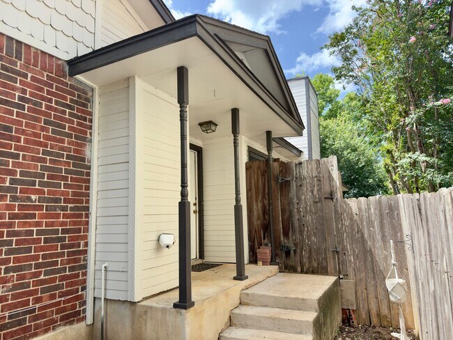 Foto del edificio - 2618 Alcott Ln
