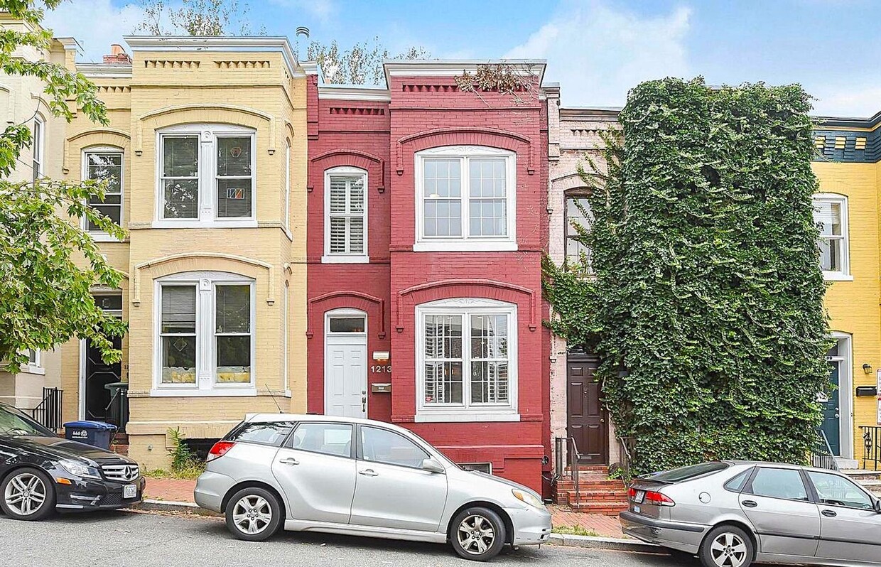 Foto principal - Charming Georgetown Townhome 3 Bedroom 2.5...