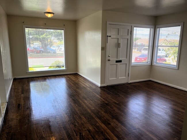 Building Photo - Pet-friendly home with hardwood floors and...