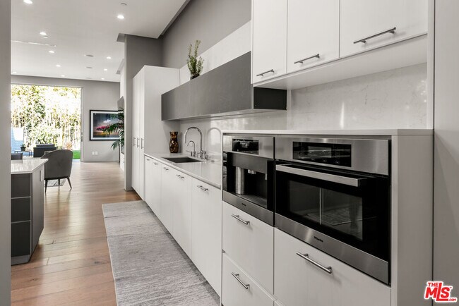 Foto del edificio - 6617 Lindenhurst Ave