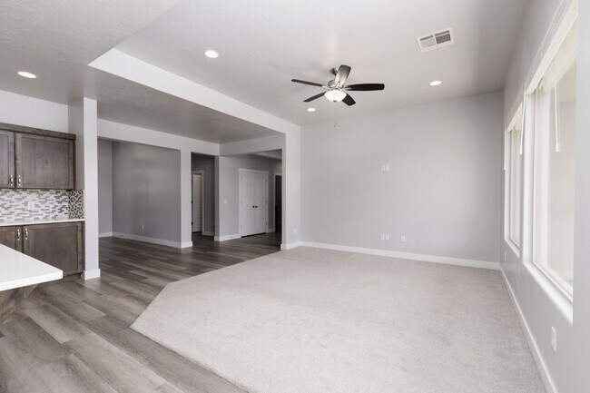 Building Photo - 6118 S Salix Wy