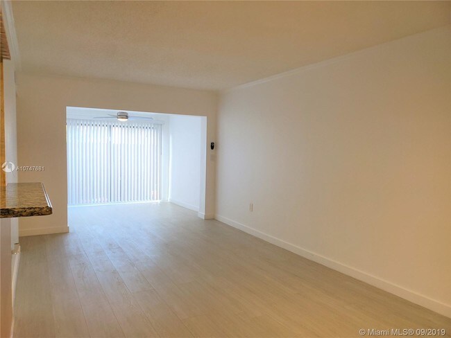 Foto del edificio - 660 W Park Dr