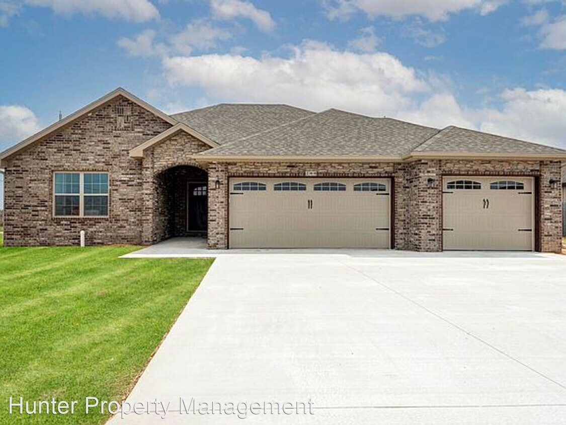 Primary Photo - 4 br, 2 bath House - 200 Dunkle Dr