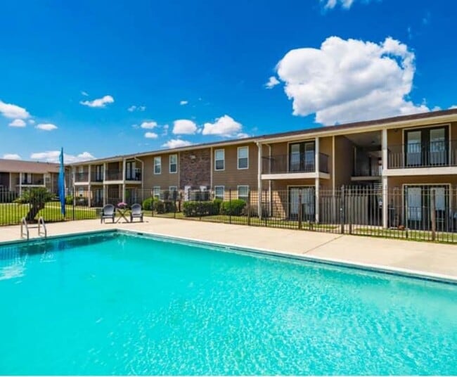 WEST POOL BUILDING VIEW - Lodge Apartments Pascagoula