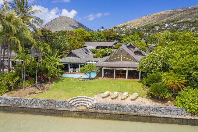 Foto del edificio - Lavish Oceanfront Estate w/Pool, Spa & AC - Close to Beaches: Maunalua Sunset
