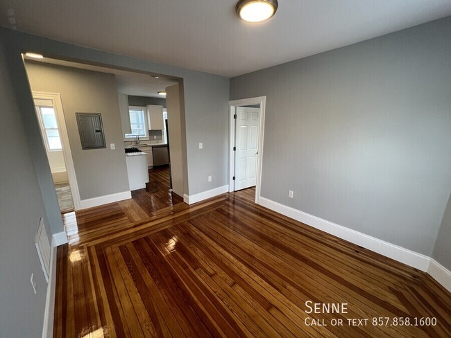 Foto del edificio - Spacious 4-Bed, 2-Bath in Somerville – Ava...