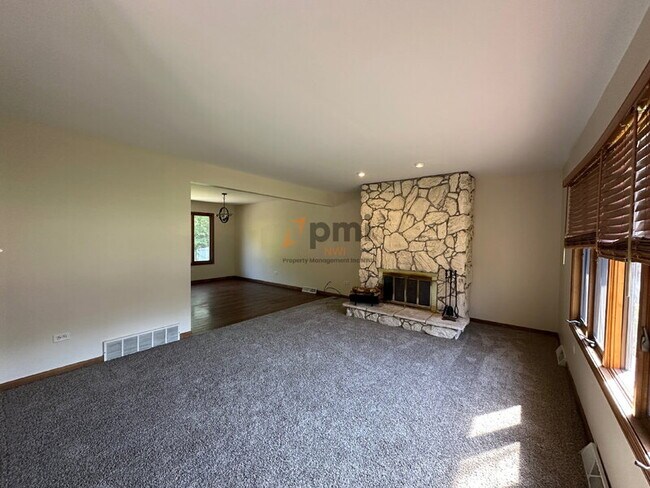 Foto del edificio - 334 Little John Dr