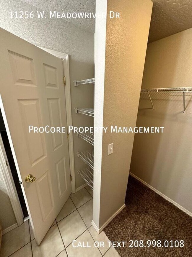 Building Photo - One story 3 bed/2 bath home with 2 car gar...