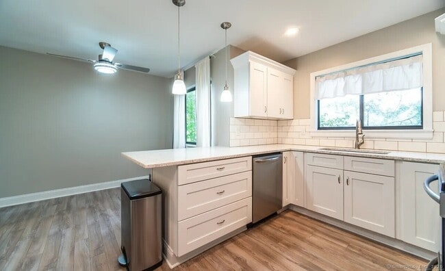 Foto del edificio - 154 Brittany Farms Rd