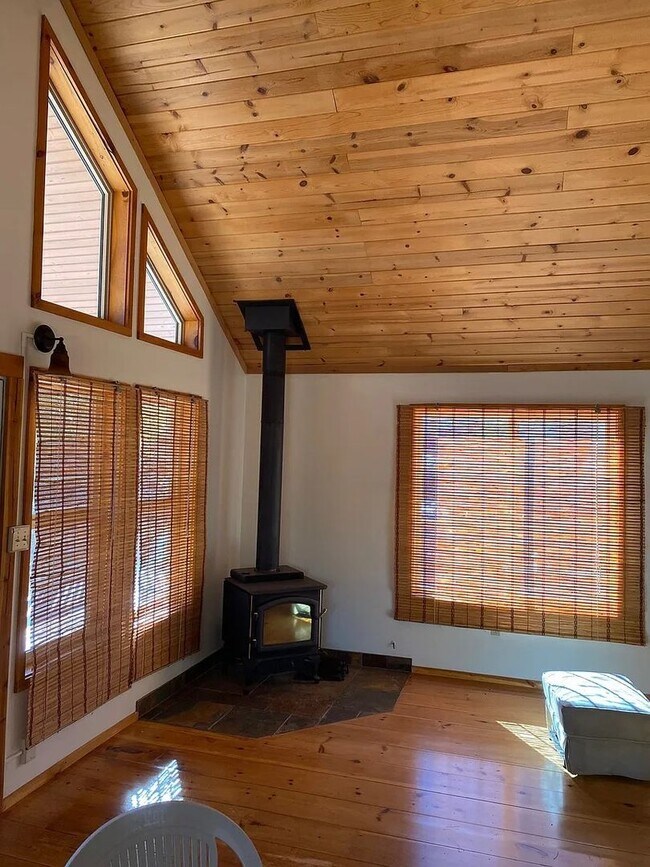 Foto del edificio - Clean 2 Bedroom Cabin-Style Home in Pine Mountain Club