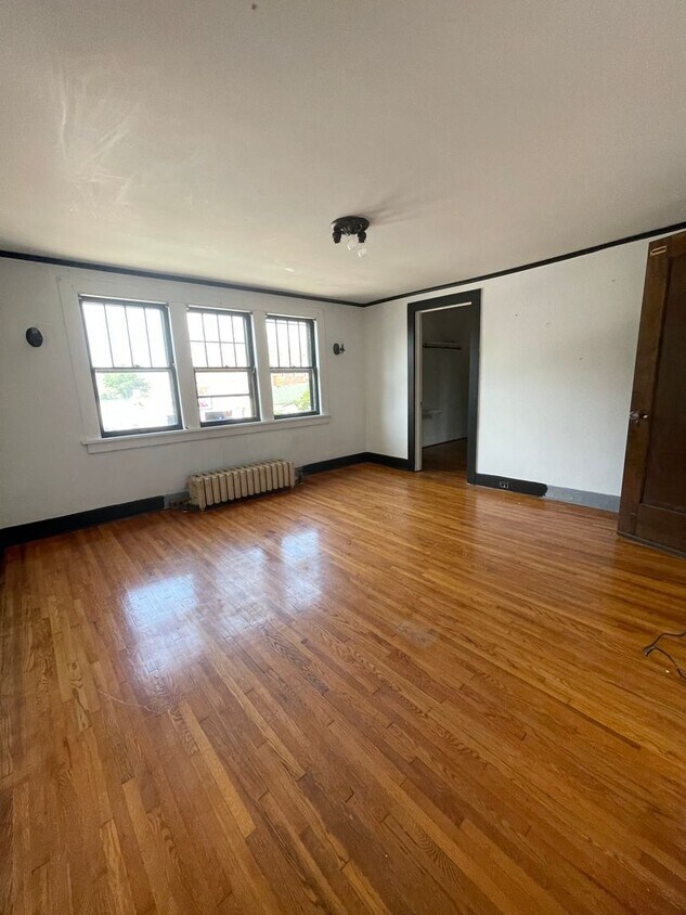 Foto principal - Large 5 bedroom, 2.5 bathroom house near V...