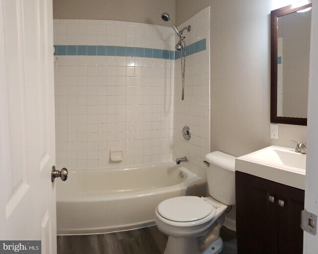 Building Photo - 372 Pool Dr