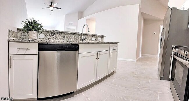 Foto del edificio - 2938 Santa Barbara Blvd S