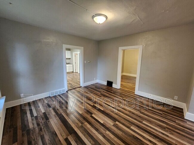 Building Photo - 2221 Harriet St