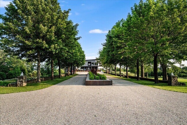 Foto del edificio - 398 Scofield Mountain Rd