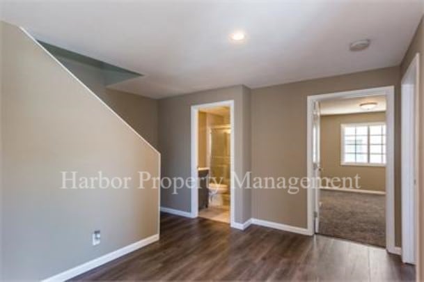 Building Photo - Gorgeous 3 Story House