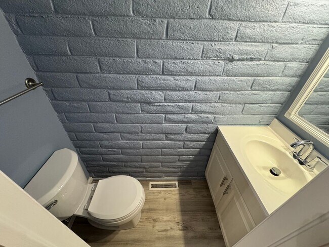 Foto del edificio - Move-In Ready 2 Bed Townhome | New Carpet | 2 Parking Spaces