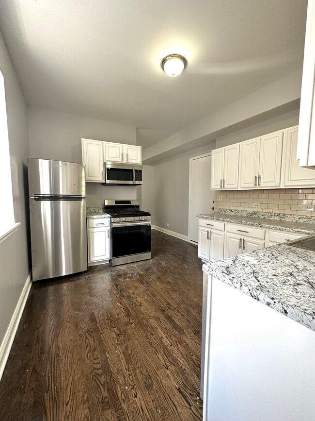 4454 N Sheridan Road 3 bed / 2 bath - 4450 Sheridan Park Apartments
