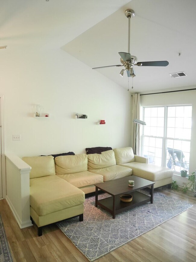 Foto del edificio - 2 Bedroom Condominium in Sought After Comm...