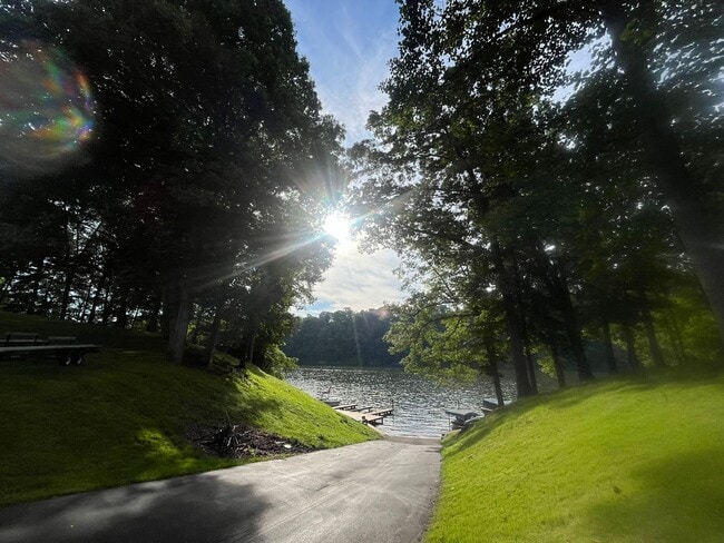 Building Photo - *MOVE IN SPECIAL! 1 Month FREE! Large 3 be...