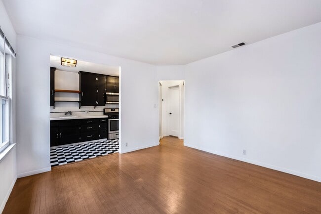 Foto del edificio - Private and comfortable 1 bed, 1 bath bungalow-style apartment in a West Hollywood triplex