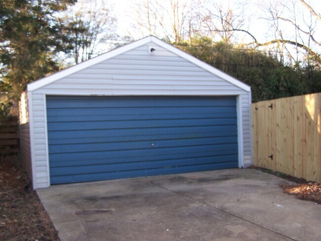 Building Photo - 415 W Little Creek Rd