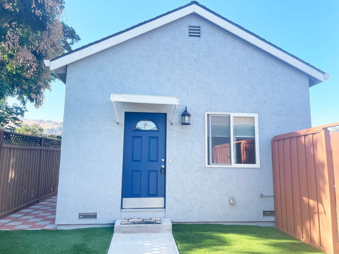 Primary Photo - Beautiful 1/1 Cottage