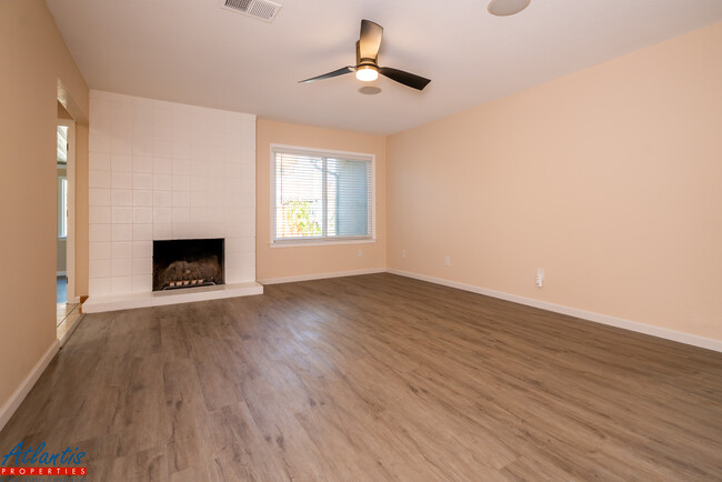 Building Photo - 489 Safari Dr