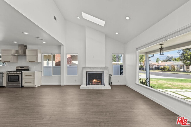Building Photo - 15153 La Maida St