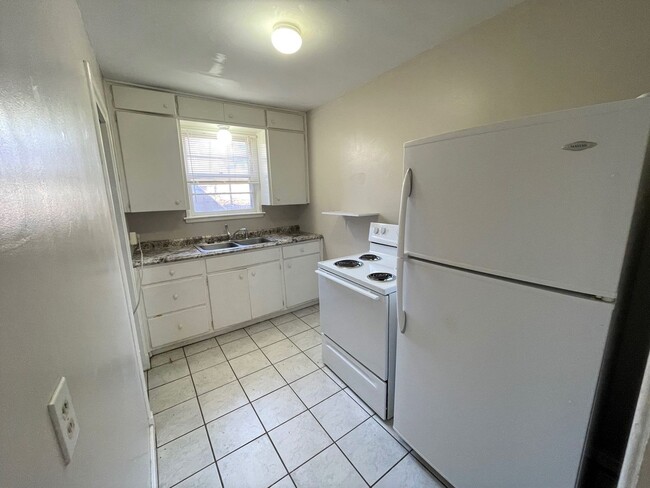 Foto del edificio - 2 bedroom unit across street from KSU Camp...