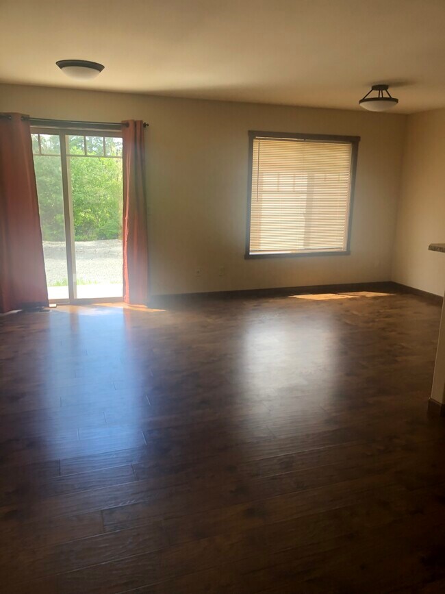 1021 Juniper Gdns Ln, Warrenton, OR 97146 Townhome Rentals in