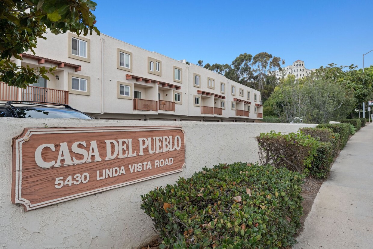 Foto principal - Charming 2-Bedroom Townhome Near USD and F...