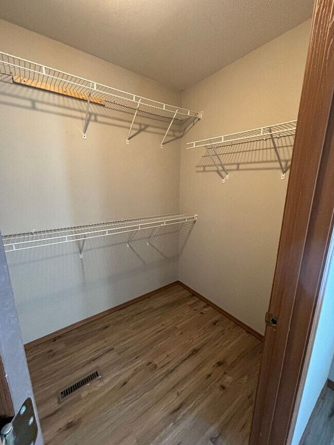 Foto del edificio - 4317-4319 Morgan Ct