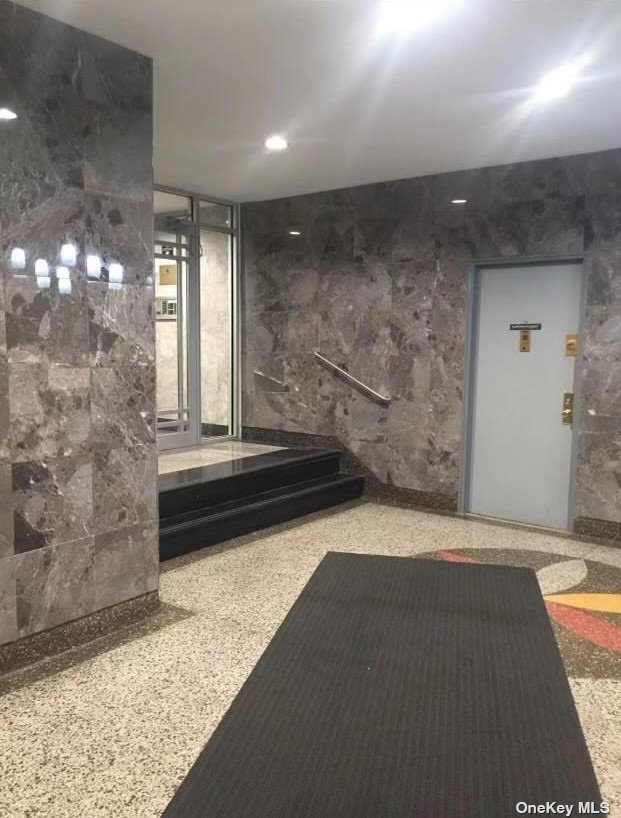 Foto del edificio - 64-48 Booth St