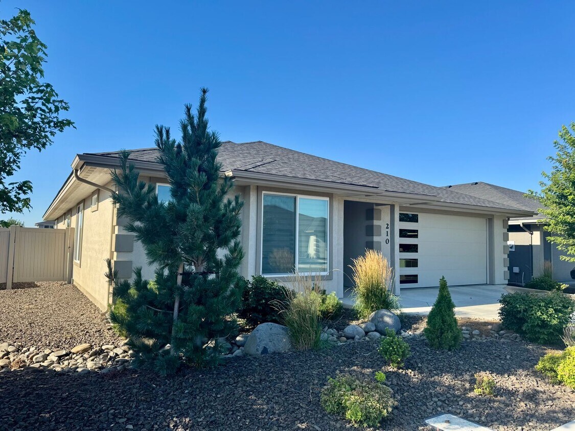 Foto principal - 3-Bed, 2 Bath Stunner in Kestrel Point