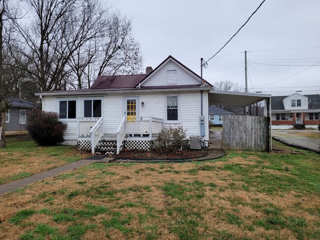 Building Photo - 1121 Elm St