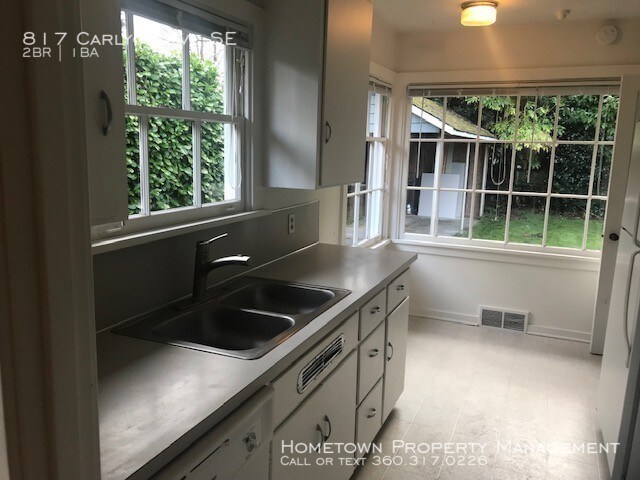 Building Photo - 817 Carlyon Ave SE