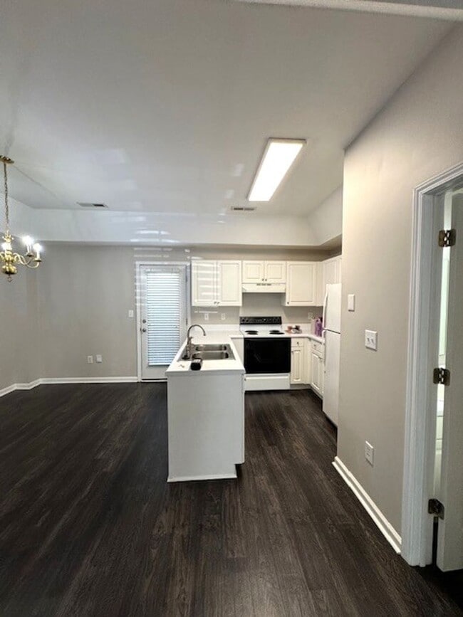 Foto del edificio - Close to Downtown Greer - this is a Fantastic 2 Bedroom, 2.5 Bathroom end unit condo that offers ...