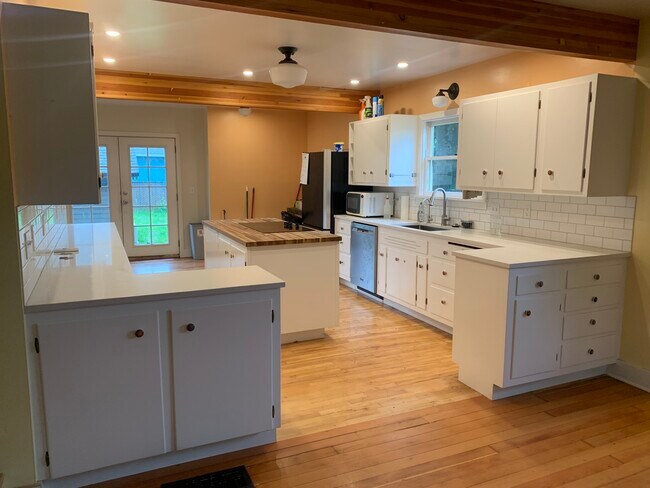 Huge gracious kitchen - 5636 SE Ogden St