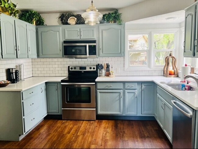 Building Photo - Perfect Single Family 4 Bed/1.5 Bath Home