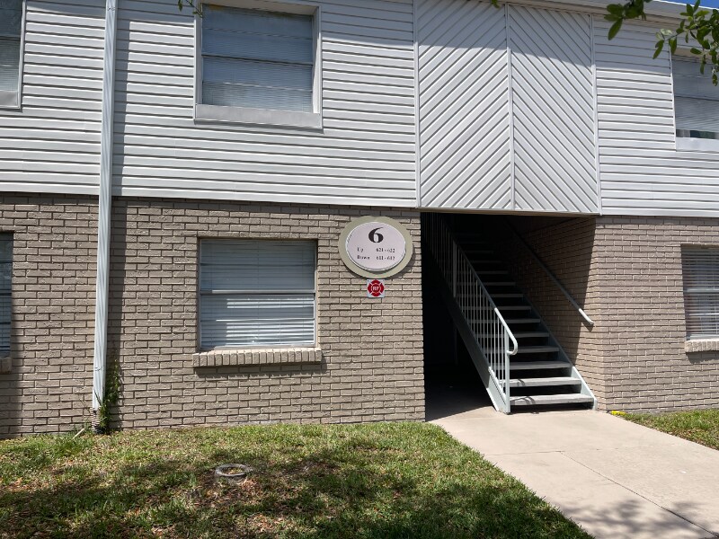 Primary Photo - 7210 N Manhattan Ave