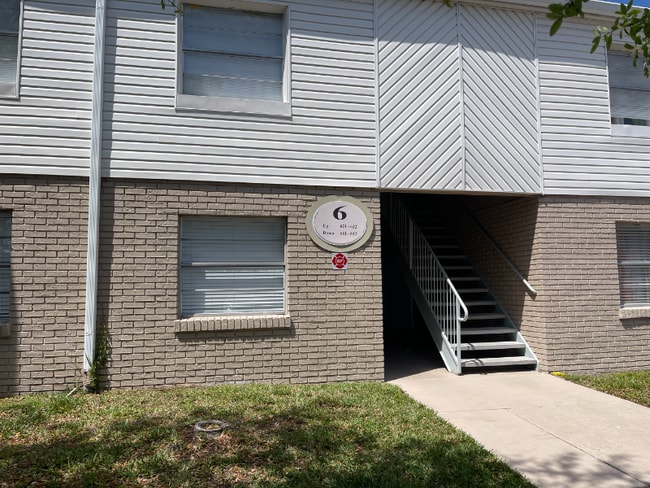 Building Photo - 7210 N Manhattan Ave