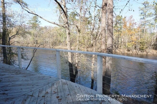 Building Photo - 1379 River Bend Dr
