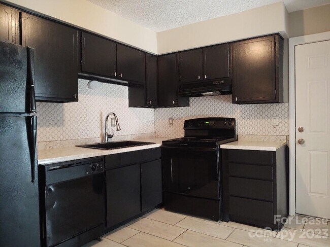 Foto del edificio - 2001 Stoney Point Ln