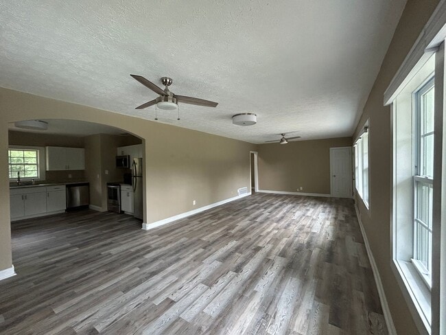 Building Photo - 365 Palmetto Rd - Privately Located on 1 A...
