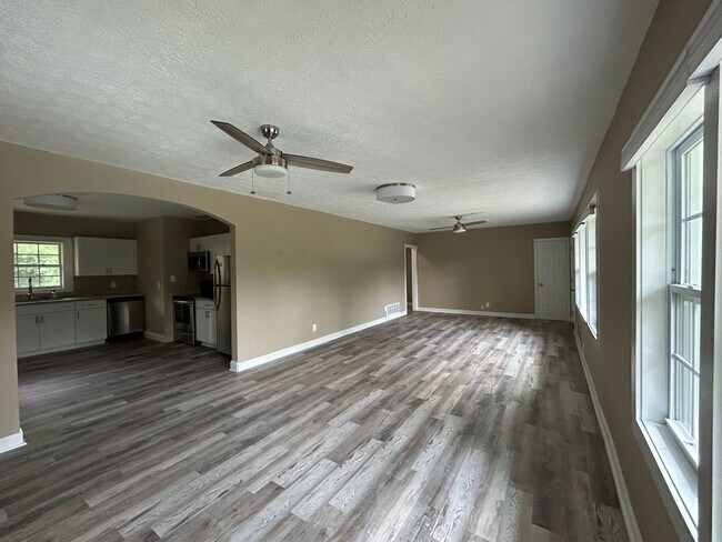 Foto del edificio - 365 Palmetto Rd - Privately Located on 1 A...