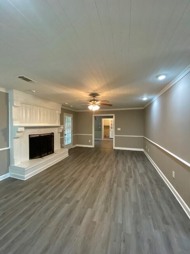 Building Photo - Large Home with Giant Deck